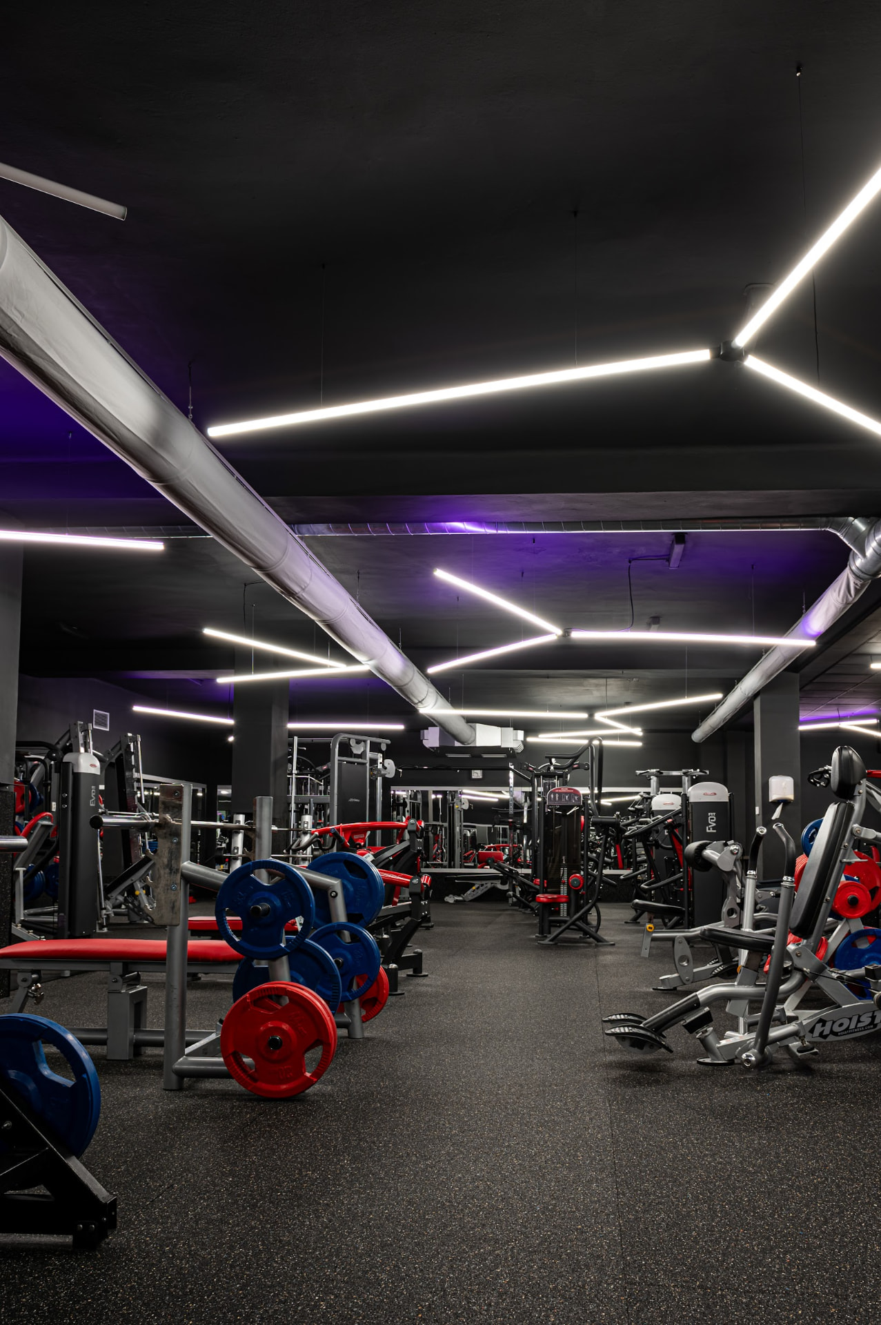 ATLAS Fitness — moderné priestory s neónovým osvetlením